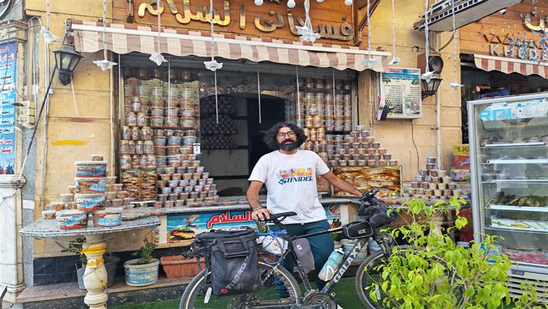 الرحالة محمد المصري ثالث زيارة بالدراجة لأسوان