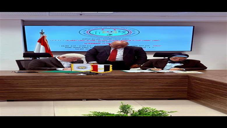 رئيس المصرية لنقل الكهرباء خلال توقيع العقد