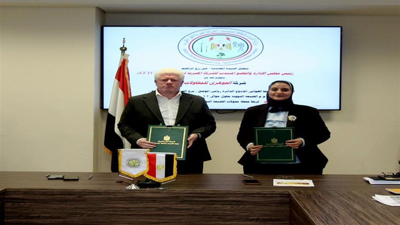 رئيس المصرية لنقل الكهرباء خلال توقيع العقد