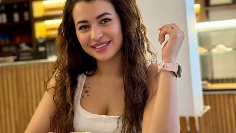 الفنانة بتول الحداد تطلب الدعاء لوالدها بعد دخوله العمليات لجراحة في القلب