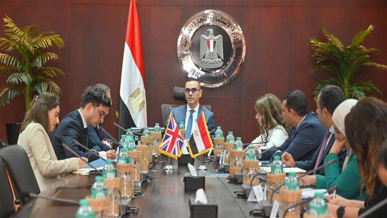 وزير الاستثمار والتجارة الخارجية يبحث مع السفير البريطاني بالقاهرة سبل دعم الشراكة الاقتصادية بين البلدين