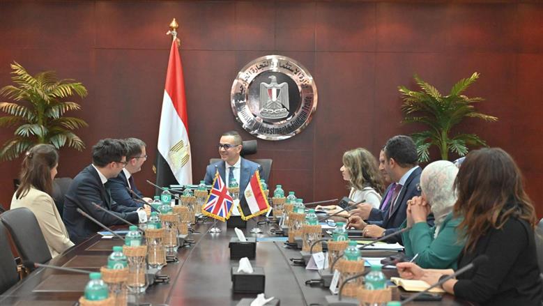 وزير الاستثمار والتجارة الخارجية يبحث مع السفير البريطاني بالقاهرة سبل دعم الشراكة الاقتصادية بين البلدين