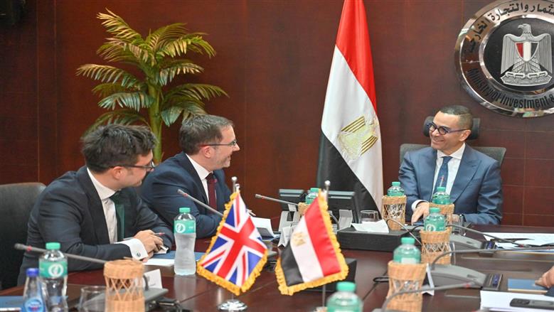 وزير الاستثمار والتجارة الخارجية يبحث مع السفير البريطاني بالقاهرة سبل دعم الشراكة الاقتصادية بين البلدين