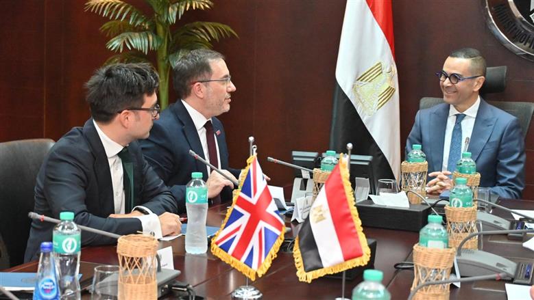 وزير الاستثمار والتجارة الخارجية يبحث مع السفير البريطاني بالقاهرة سبل دعم الشراكة الاقتصادية بين البلدين