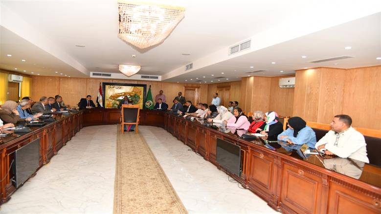 محافظ الفيوم أثناء سماع شكاوى المواطنين