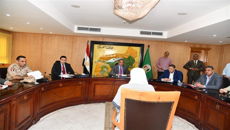 محافظ الفيوم أثناء سماع شكاوى المواطنين