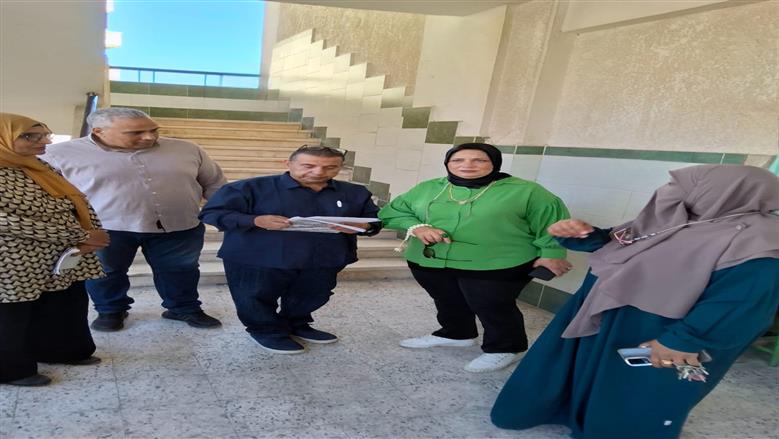 وكيل وزارة التربية والتعليم بمطروح خلال متابعتها برنامج للغة العربية  والعملية التعليمية بمدرسة أبي بكر الصديق بمطروح