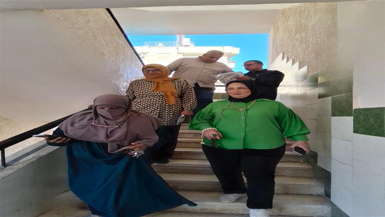 وكيل وزارة التربية والتعليم بمطروح خلال متابعتها برنامج للغة العربية  والعملية التعليمية بمدرسة أبي بكر الصديق بمطروح