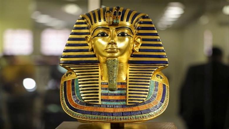 يٌزين المتحف المصري الكبير.. القناع الذهبي للملك توت أهم قطعة أثرية في العالم