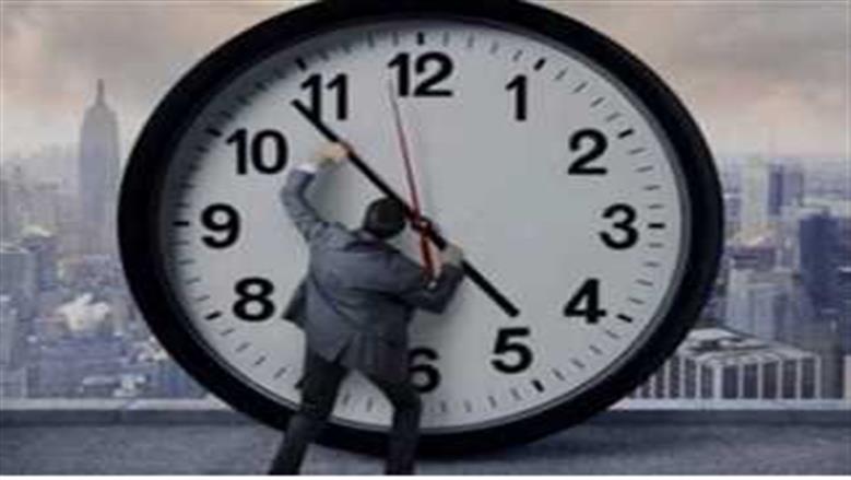  متى يبدأ العمل بالتوقيت الشتوي؟.. اعرف باقٍ كم يوما على تأخير الساعة 