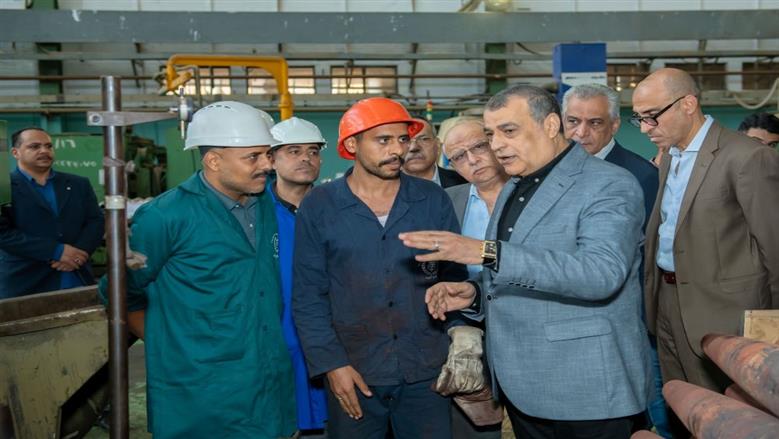 وزير الإنتاج الحربي يجري جولة مفاجئة في شركة حلوان للصناعات الهندسية.. ويؤكد: نوطن الصناعة محليًا