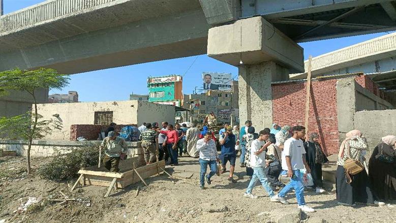 غلق فتحة غير شرعية لعبور المشاة ببنها 