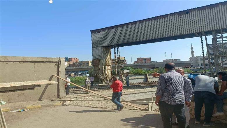 غلق فتحة غير شرعية لعبور المشاة ببنها 