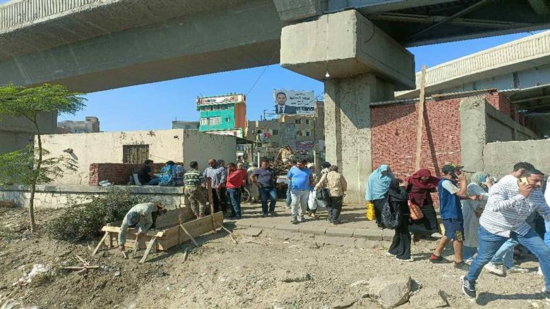 غلق فتحة غير شرعية لعبور المشاة ببنها 