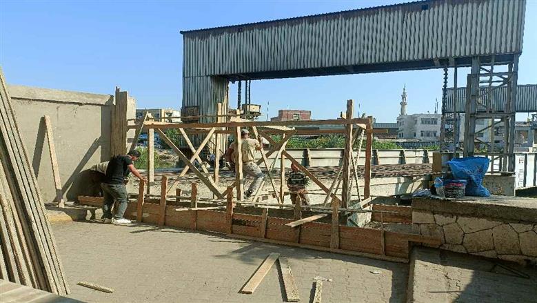غلق فتحة غير شرعية لعبور المشاة ببنها 