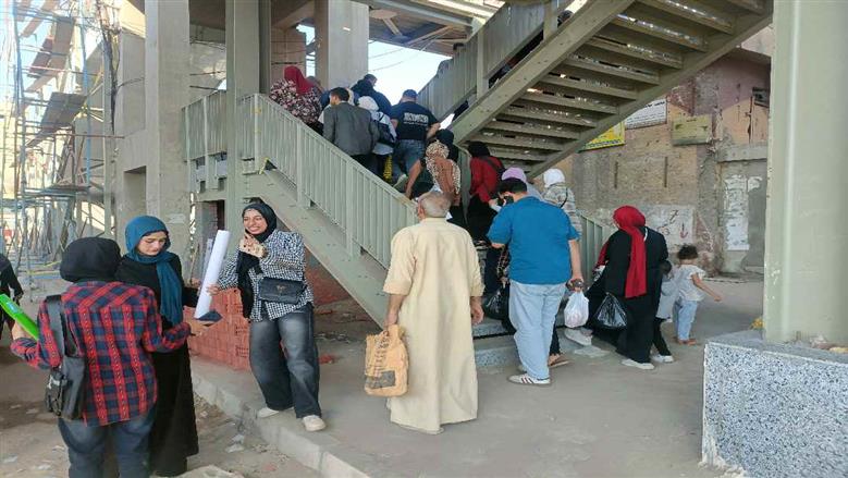 غلق فتحة غير شرعية لعبور المشاة ببنها 