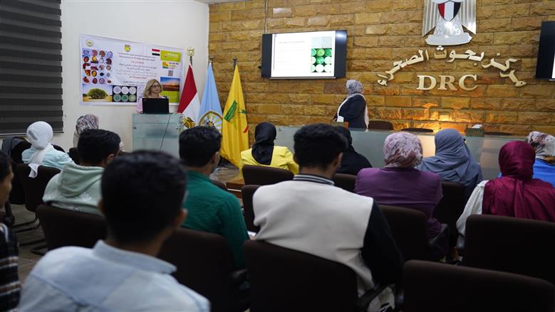 خلال فعاليات دورة تدريبية للباحثين عن الزراعة الصحراوية الآمنة بقاعة مركز بحوث الصحراء بمطروح