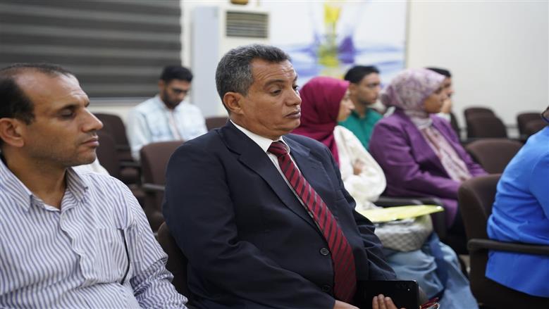 خلال فعاليات دورة تدريبية للباحثين عن الزراعة الصحراوية الآمنة بقاعة مركز بحوث الصحراء بمطروح