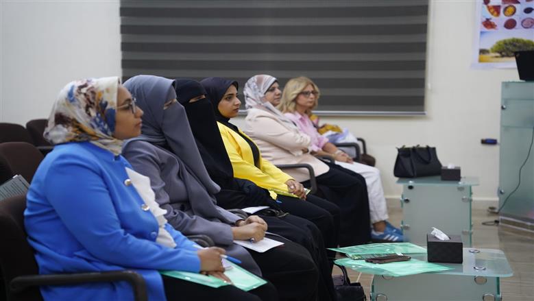خلال فعاليات دورة تدريبية للباحثين عن الزراعة الصحراوية الآمنة بقاعة مركز بحوث الصحراء بمطروح