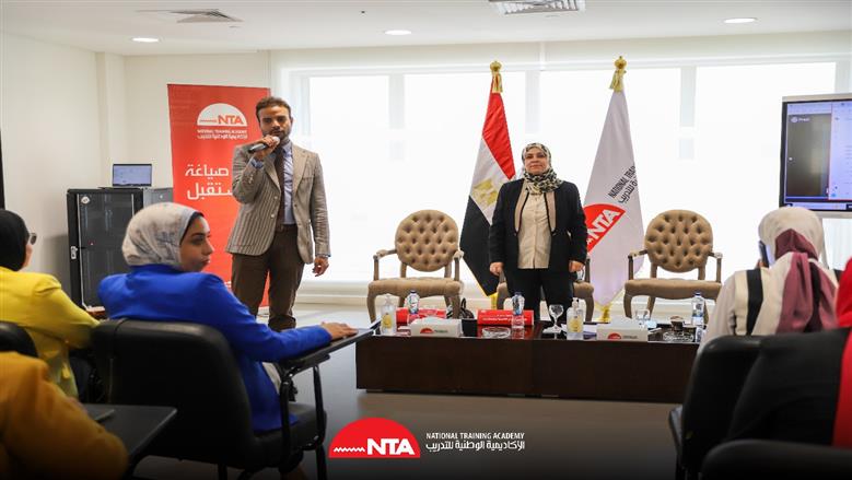 مشاركة واسعة في حلقة نقاشية بالأكاديمية الوطنية للتدريب حول الذكاء الاصطناعي والتعليم