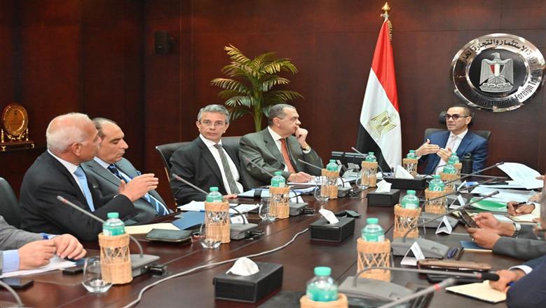 وزير الاستثمار والتجارة الخارجية يعقد لقاءا موسعا مع رئيس الاتحاد العام للغرف التجارية