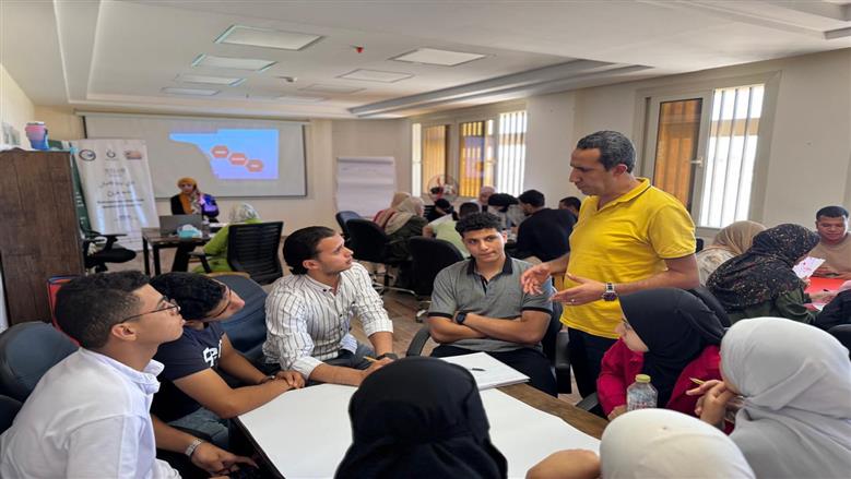 خلال فعاليات تدريب الطلاب بجامعة مطروح علي الذكاء الاصطناعي وريادة الأعمال والابتكار