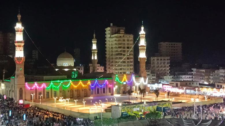 زحام في الليلة الختامية مولد إبراهيم الدسوقي.. آلاف المريدين وأسواق واحتفالات شعبية (صور)