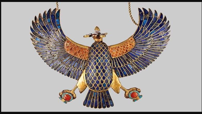 مصنوعة من الذهب وريش النعام.. قطعة في المتحف المصري الكبير ارتداها توت عنخ آمون