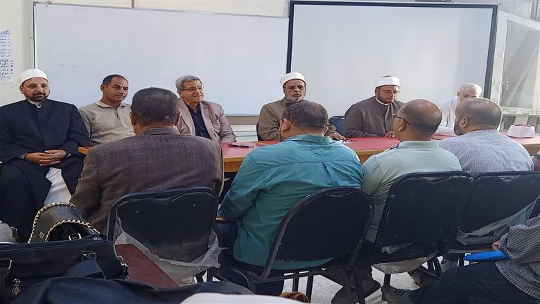 خلال اجتماع رئيس منطقة مطروح الأزهرية مع القيادات التعليمية بالإدارات والمنطقة
