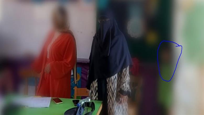 استغاثة أم من معلمة بعد معاقبة طفلها.. ذنَّبته حتى تبول على نفسه أمام الجميع