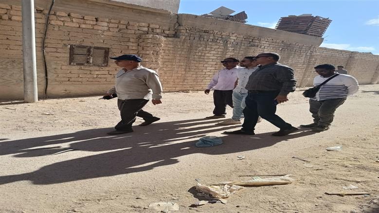 سكرتير عام مساعد محافظة مطروح خلال متابعة تنفيذ الصرف الصحى شرق مدينة مرسى مطروح