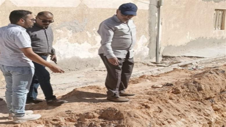 سكرتير عام مساعد محافظة مطروح خلال متابعة تنفيذ الصرف الصحى شرق مدينة مرسى مطروح