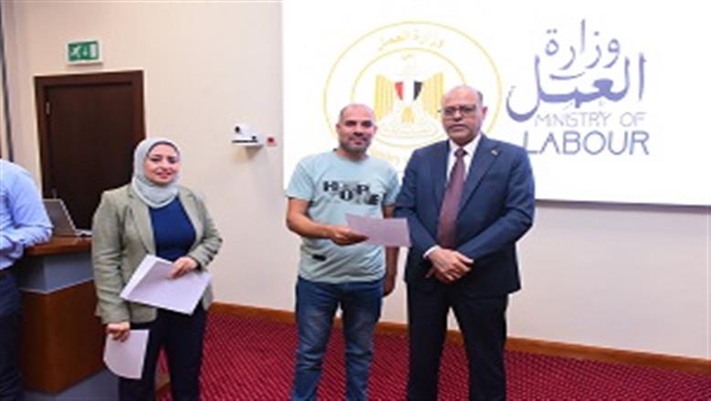 تسليم عقود العمل