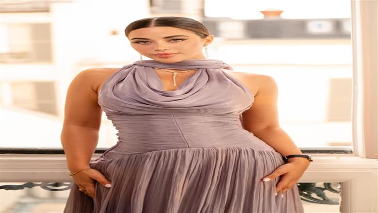 يارا السكري تتألق بإطلالة أنيقة بأسبوع الموضة في باريس (صور)