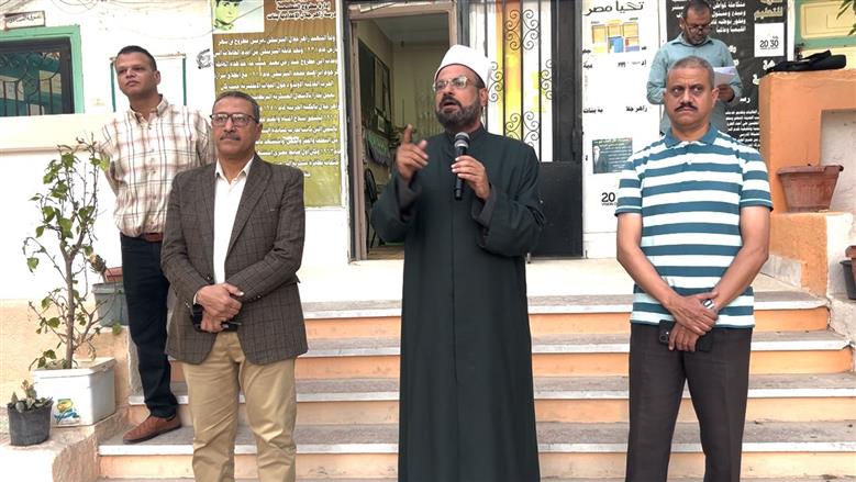 خلال حديث مدير عام الأوقاف بمطروح يرافقه الدعاة خلال الحديث عن الانتماء والولاء للوطن بمدرسة زاهر جلال الإعدادية بمطروح