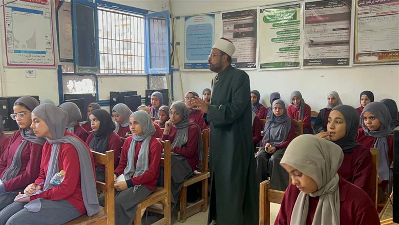 خلال حديث مدير عام الأوقاف بمطروح يرافقه الدعاة خلال الحديث عن الانتماء والولاء للوطن بمدرسة زاهر جلال الإعدادية بمطروح