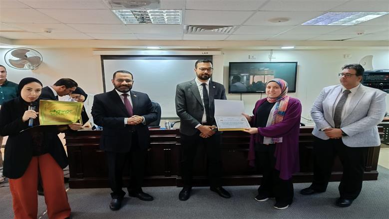 مساعد وزير الصحة خلال لقائه مع قيادات صحة مطروح والمستشفيات والإدارات الصحية 