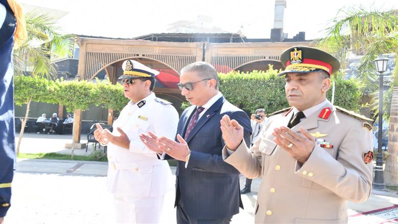 محافظ الفيوم ومدير الأمن والمستشار العسكري يضعون إكليل زهور على النصب التذكاري للشهداء