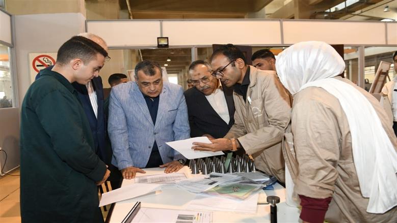 في ذكرى النصر.. وزير الإنتاج الحربي يتفقد تصنيع أسلحة وذخائر مصرية في «مصنع 300 الحربي»