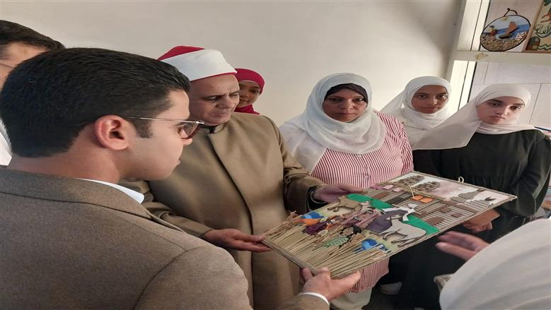 خلال فعاليات معرض الأزهر بمطروح بمكتبه مصر عن لوحات تجسد انتصارات حرب أكتوبر