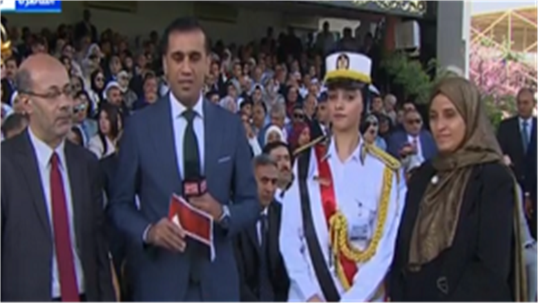 الطالبة منار مع والديها