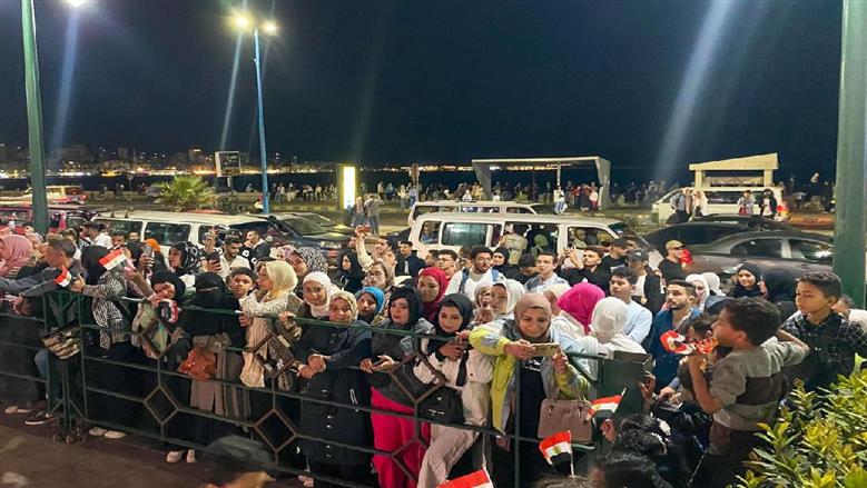 الاسكندرانية يتابعون افتتاح المتحف المصري الكبير من الشوارع