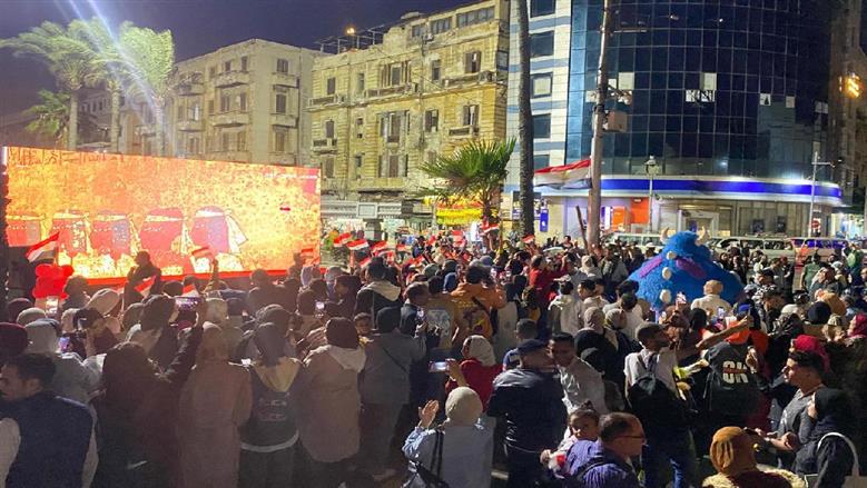 الاسكندرانية يتابعون افتتاح المتحف المصري الكبير من الشوارع