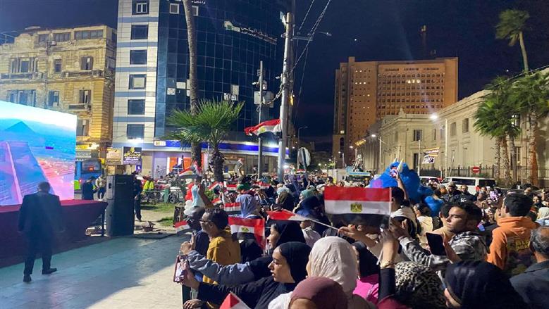 الاسكندرانية يتابعون افتتاح المتحف المصري الكبير من الشوارع