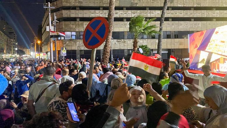 الاسكندرانية يتابعون افتتاح المتحف المصري الكبير من الشوارع