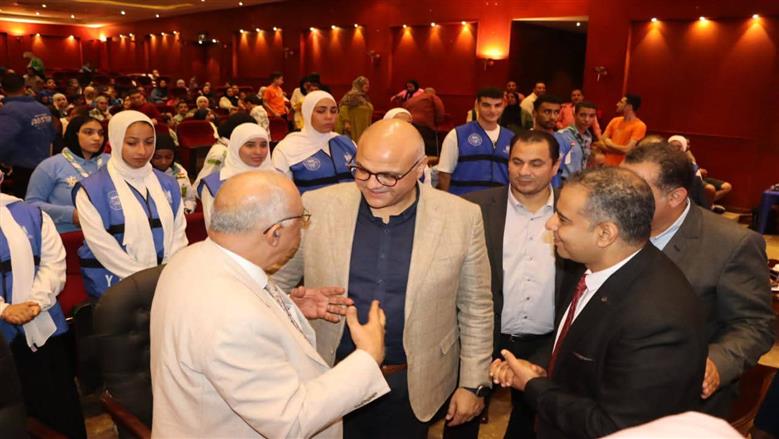 عريس وعروسه في افتتاح المتحف المصري الكبير بالقليوبية 