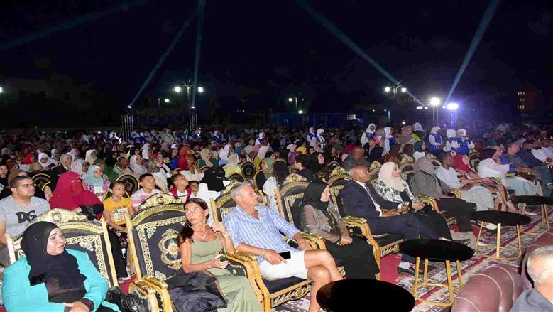 الأهالي يتوافدون على الميادين لمتابعة افتتاح المتحف المصري الكبير