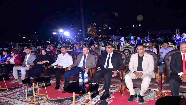 الأهالي يتوافدون على الميادين لمتابعة افتتاح المتحف المصري الكبير