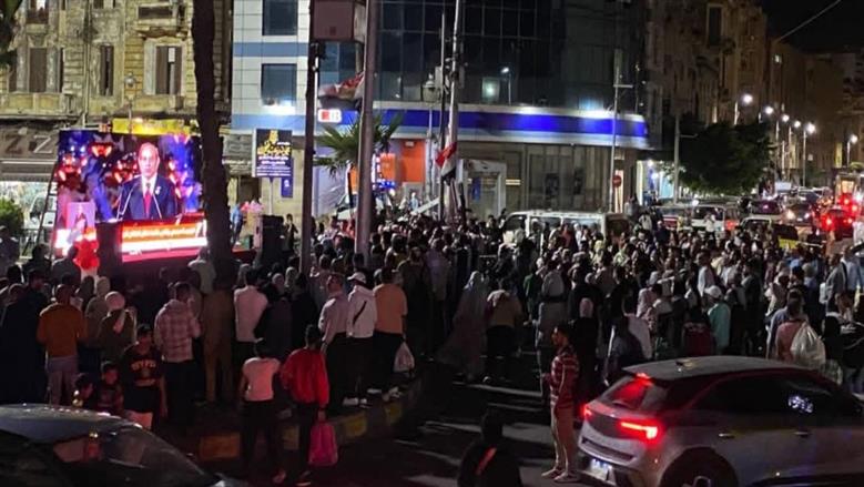 آلاف يحتشدون أمام الشاشات احتفالًا بافتتاح المتحف المصري الكبير