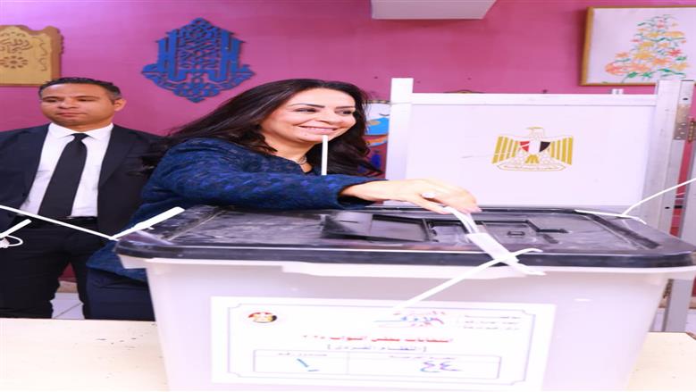 وزيرة التضامن تدلي بصوتها
